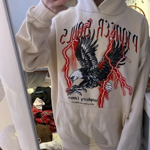 Oversized hoodie - Oversized beige hoodie med coolt tryck på framsidan och fluff på insidan, luvan är tjock. Köpt för 499kr
