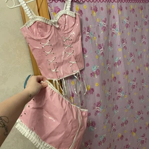 Korsett topp - I rosa lack? Visst heter det så? 😅 Skänker bort då den är för liten. Den har lite skavanker (några metallringar till hålen har lossnat och kjolen saknar snöre) men den är ändå jätte fin på o inget man lägger märke till. Storlek S på båda dock är kjolen väldigt liten. 