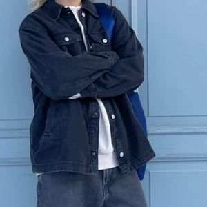 Svart jensjacka - Säljer min fina svarta jeansjacka pågrund av den är för stor för mig. Ville ha den i oversized men den råka bli lite för stor. Är 155 och storleken på jackan är M men passar även mindre och större beroende på hur du vill att den ska sitta. Aldrig använd, bara provad.kontakta vid frågor eller fler bilder.helt oanvänd 