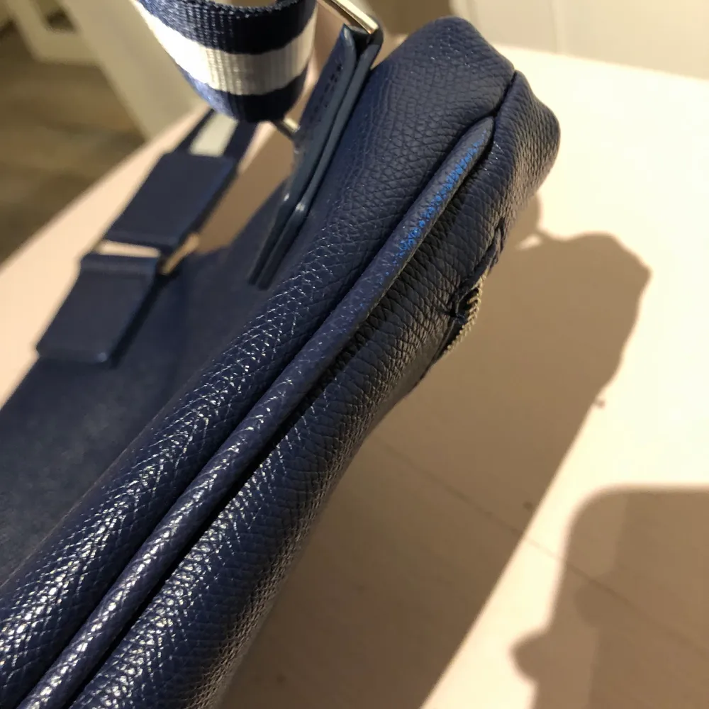 Marinblå, Versace Jeans axelväska. Bild 4 ser man att det är ett blått streck av en annan nyans av blå.  Nypris ca. 1200kr Frakt står du för!!💕. Väskor.