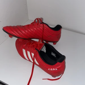 Adidas COPA fotbollsskor strl 45 1/3 - Säljer mina gamla fotbollsskor för att göra plats för det obligatoriska nyförvärvet inför nya säsongen. Väldigt smutsiga men inget som en tvätt inte kan fixa. Dobbarna är alla intakta men lite färg har lossnat under skon. Endast använt i 3 månader.