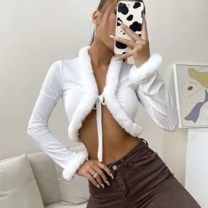 Fluffig kofta Shein - En tunn, ribbad o stretchig kofta med fluff. Går att stänga med snören. Endast testad. Jag är strl xs/s men denna är strl m och passar mig perfekt då jag upplevde att den vsar liten i storlek. Ord pris 130kr