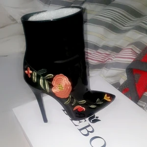 Ankleboots/stövlar   - Helt nya högklackad/stövlar från BEBO. Sorlek 39 och pris 399 kr.