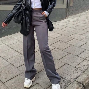 Mörkgråa kostymbyxor  - Oanvända, endast provade, finns lappar kvar. Passar 38 men är storlek 40-L32 från madlady