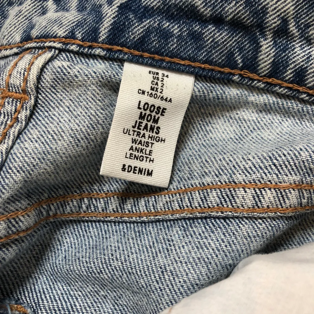 H&M jeans i strl 34, Loose mom jeans😘Super fina och passar till alla färger! Nästan oanvända då jag har tappat intresset för de💓Nypris- 250 men jag säljer de för 160 + frakt eftersom de är som nya❤️⚡️. Jeans & Byxor.