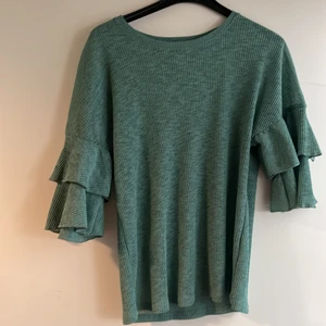 Blus  - Super söt blus som passar alla storlekar då den är stretchig . 