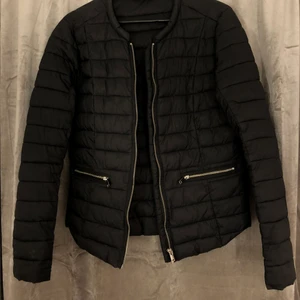 Vårjacka - En jätte fin jacka som passar perfket nu till våren. Jag har dock sytt där bak på jackan för den hade ett lite hål innan men det är inget som man tänker på☺️