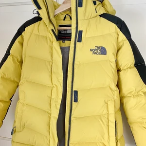 North Face jacka - Säljer denna supercoola och unika jacka från The North Face. Gul med mörkgrå detaljer! Köpt second hand men väldigt bra skick 💛 Frakt tillkommer!