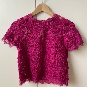 Vacker rosa topp - Vacker rosa topp från Holly & Whyte. Storlek XS. Material enligt bild. Fint skick, endast använd en gång och jag hittar ingenting att anmärka på.