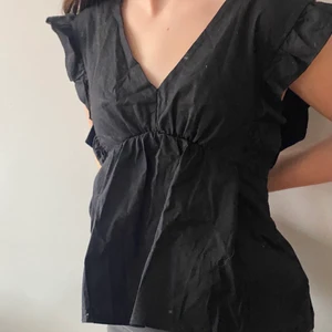 Gulligt linne, strl S/M - Säljer ett supergulligt linne från Susymix, öppet i ryggen och jättehärligt till sommaren 💕💕 vid fler bud blir det budgivning! 