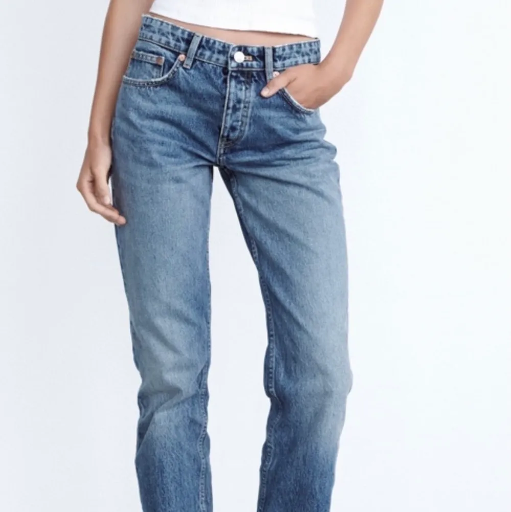 Säljer dessa helt slutsålda blåa Zara jeans då dem är lite för stora för mig. Storlek 36 och i väldigt fint skick, knappt använda🥰🥰(lånade bilder). Jeans & Byxor.
