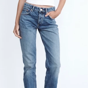 Zara straight jeans  - Säljer dessa helt slutsålda blåa Zara jeans då dem är lite för stora för mig. Storlek 36 och i väldigt fint skick, knappt använda🥰🥰(lånade bilder)