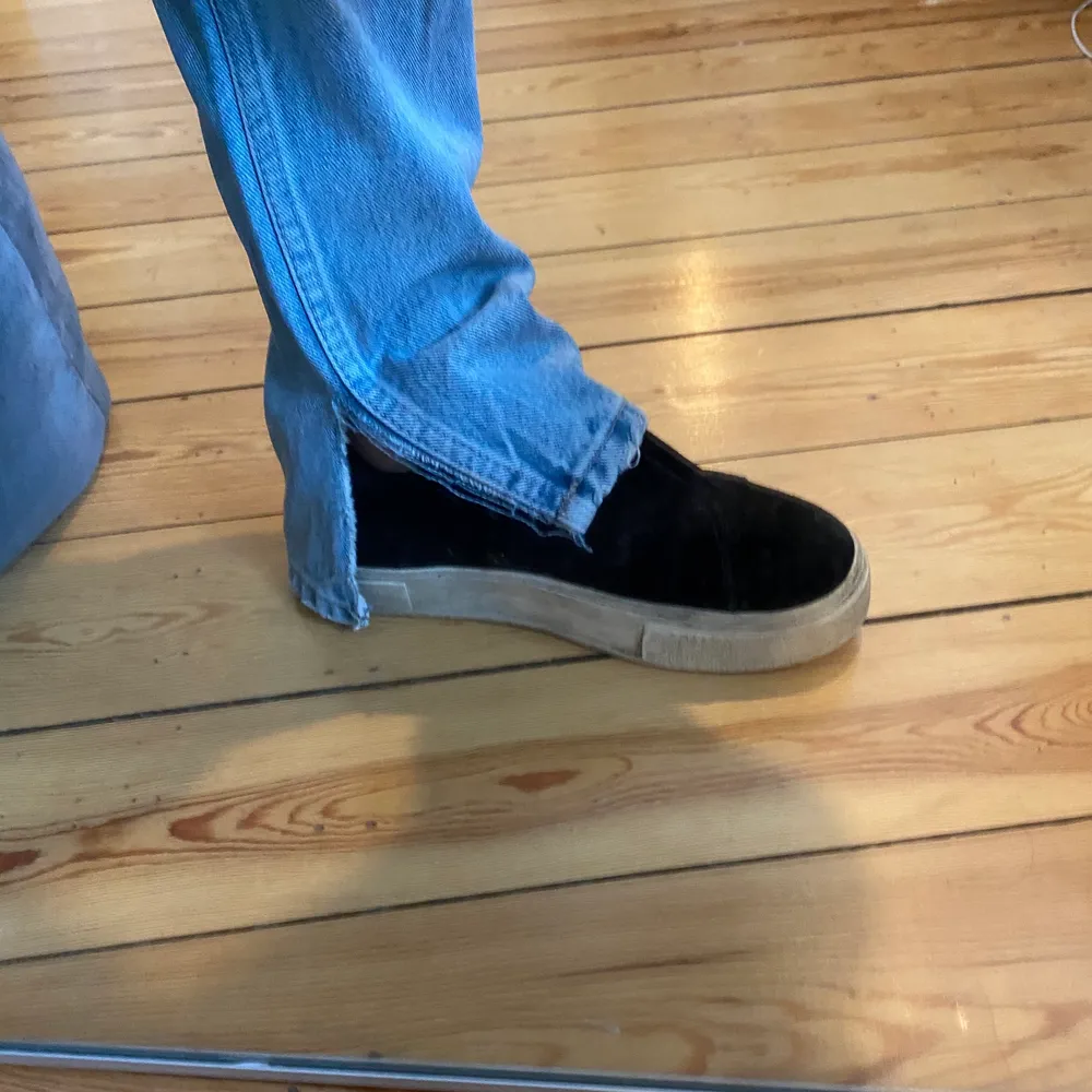 Ljusblå raka jeans från Zara med hål på knäna. Jag har klippt till en slits på båda benen då jag tyckte att de var lite långa för mig och tycker att de faller snyggare över skorna med slitsen. Dessa är använda ett fåtal gånger men är verkligen i bra skick! Jag är 1,65 och de är som sagt lite långa men tycker det är snyggt. 💗. Jeans & Byxor.