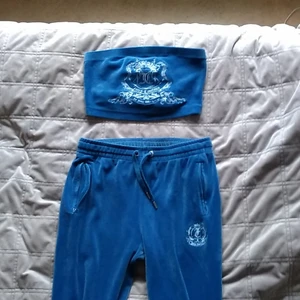 Juicy couture top och byxor  - Blå velour, byxor och top. Top i small och byxor i medium. Lite slitage längst ner på byxbenen. Kan skicka foto.