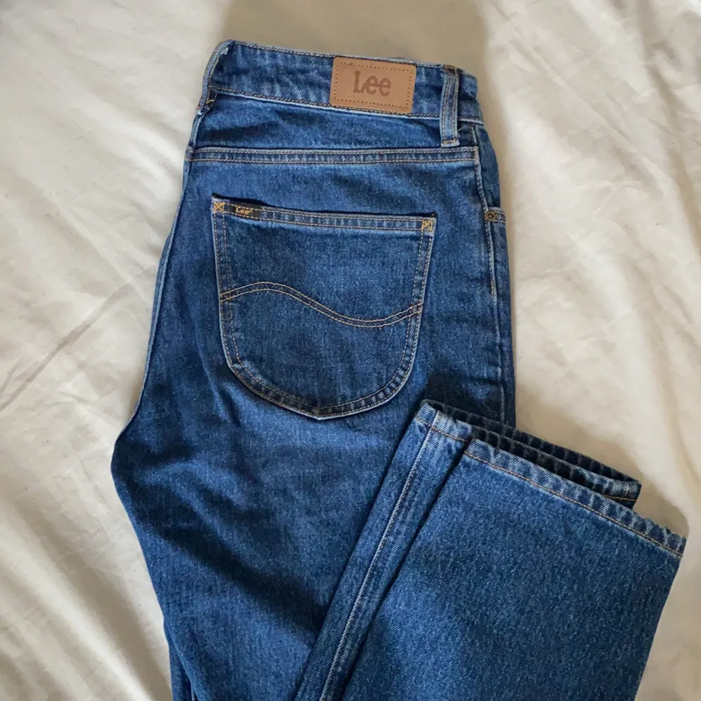 Jättefina lee jeans, knappt använda och i väldigt bra skick. Nypris ca 900kr, slutar vid anklarna på mig som är 166, bekväma och stretchiga, slitstarkt material. Jeans & Byxor.