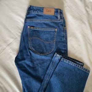 Jättefina lee jeans, knappt använda och i väldigt bra skick. Nypris ca 900kr, slutar vid anklarna på mig som är 166, bekväma och stretchiga, slitstarkt material