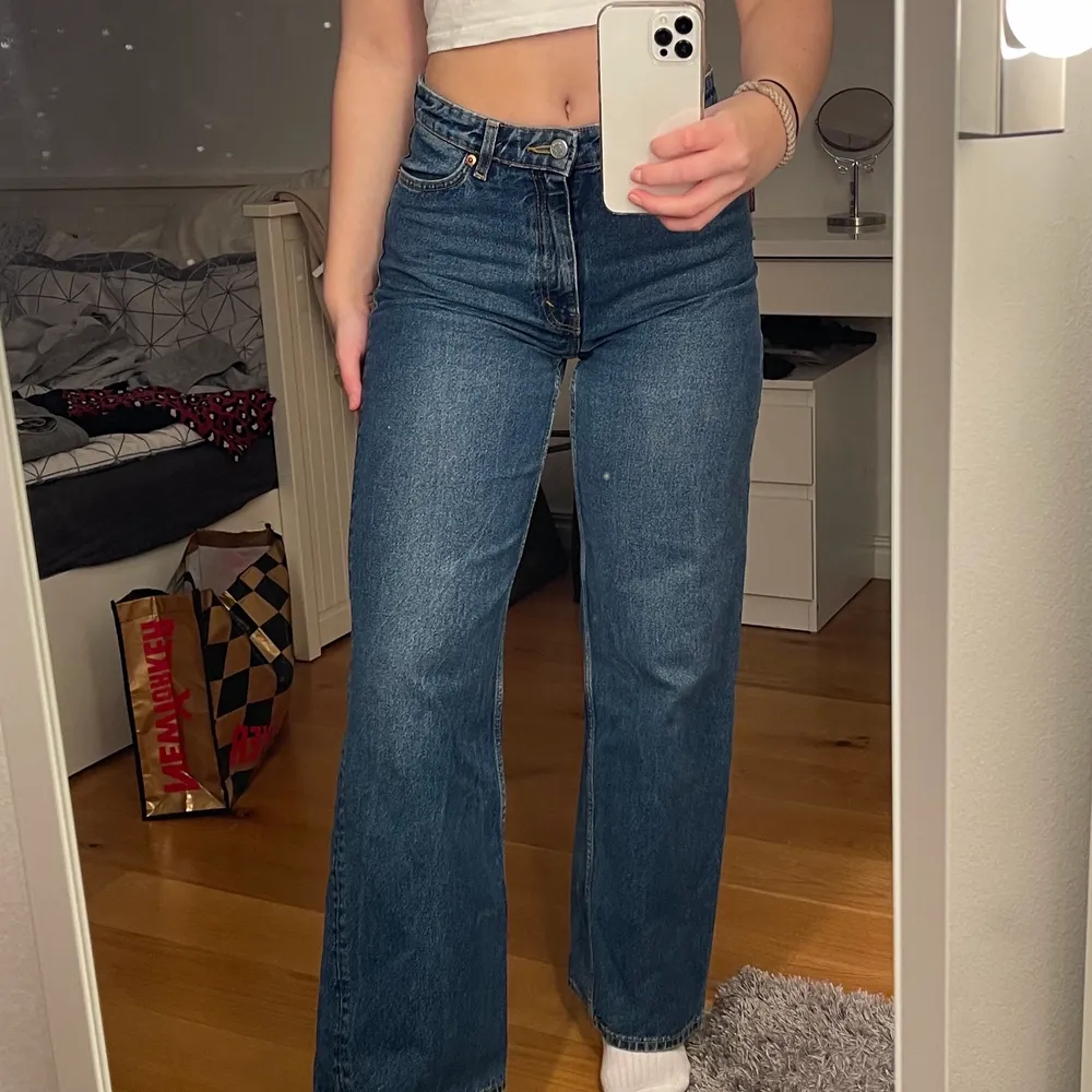 Jeans från Monki, Yoko modellen💕 Medelhöga i midjan (Jag är 170). Jeans & Byxor.