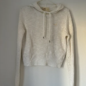 Huvtröja Hollister  - Vit stickad tröja från Hollister strl Small