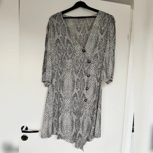 Asymmetrisk ASOS klänning animal print - En fin snake print klänning med asymmetrisk cut från ASOS. Bara provat då fel storlek. :)  (andra bilden är från ASOS och visar klänningen på en modell)