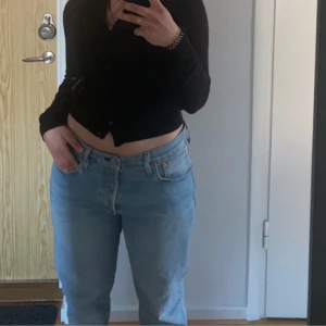 Levi’s 501 - Ett par Levis 501 köpta våren 2021. Trasiga längst ner vid vänster ben. Säljes då de blivit för stora :((( Köparen betalar frakt och pris kan diskuteras🙂