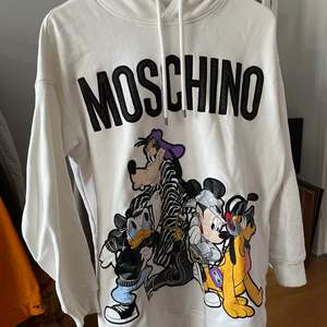 Använd 1 gng. Mycket fin oversized hoodie från Moschino i samarbete med H&M. Går inte att få tag på längre. Den går en bit nedanför rumpan så den funkar toppen som en kort klänning. 