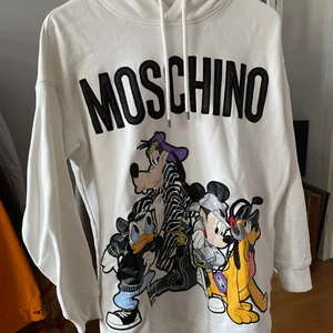 Moschino oversized hoodie  - Använd 1 gng. Mycket fin oversized hoodie från Moschino i samarbete med H&M. Går inte att få tag på längre. Den går en bit nedanför rumpan så den funkar toppen som en kort klänning. 