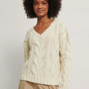 Kavel stickad tröja från NA-KD  - Säljer pga att den inte kommer till användning. Använd 2 gånger och är slutsåld i dem flesta storlekar. Storlek small/medium och stämmer till storlek. Modellen på bilden har samma storlek. Ordinarie pris 399kr. Skriv privat om ni är intresserad eller vill veta något mer. Frakt tillkommer, Priset kan diskuteras⚡️⚡️⚡️