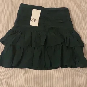 Mörkgrön kjol Zara - Säljer denna slutsålda och eftertraktade kjolen från Zara, har en i XS och en i S! 280kr styck eller högsta bud💞💞 spårbar frakt på 66kr tillkommer vid köp!