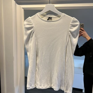Tröja med puffärm  - Vit ribbad tröja med diskret puffärm. Sitter helt perfekt. Köpare står för eventuell frakt 🥳❤️‍🔥🥰❤️