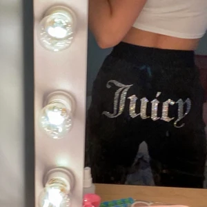 Juicy Byxor - Säljer mina jättefina juicy couture byxor i strl xs köpta på jd sport, säljer då de inte riktigt är min stil, pris kan diskuteras köptes för 800kr