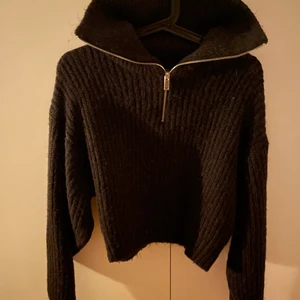 Stickad från Gina - Storlek xxs, men den är stor i storleken så skulle säga ner en M!! Använd 1 gång 🤍