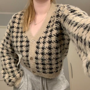 Kofta NA KD - Super fin och skön lite kortare kofta från NA KD i beige och svart, använt fåtal gånger, väldigt bra skick. Storlek xs men passar även S. Köparen står för frakt!