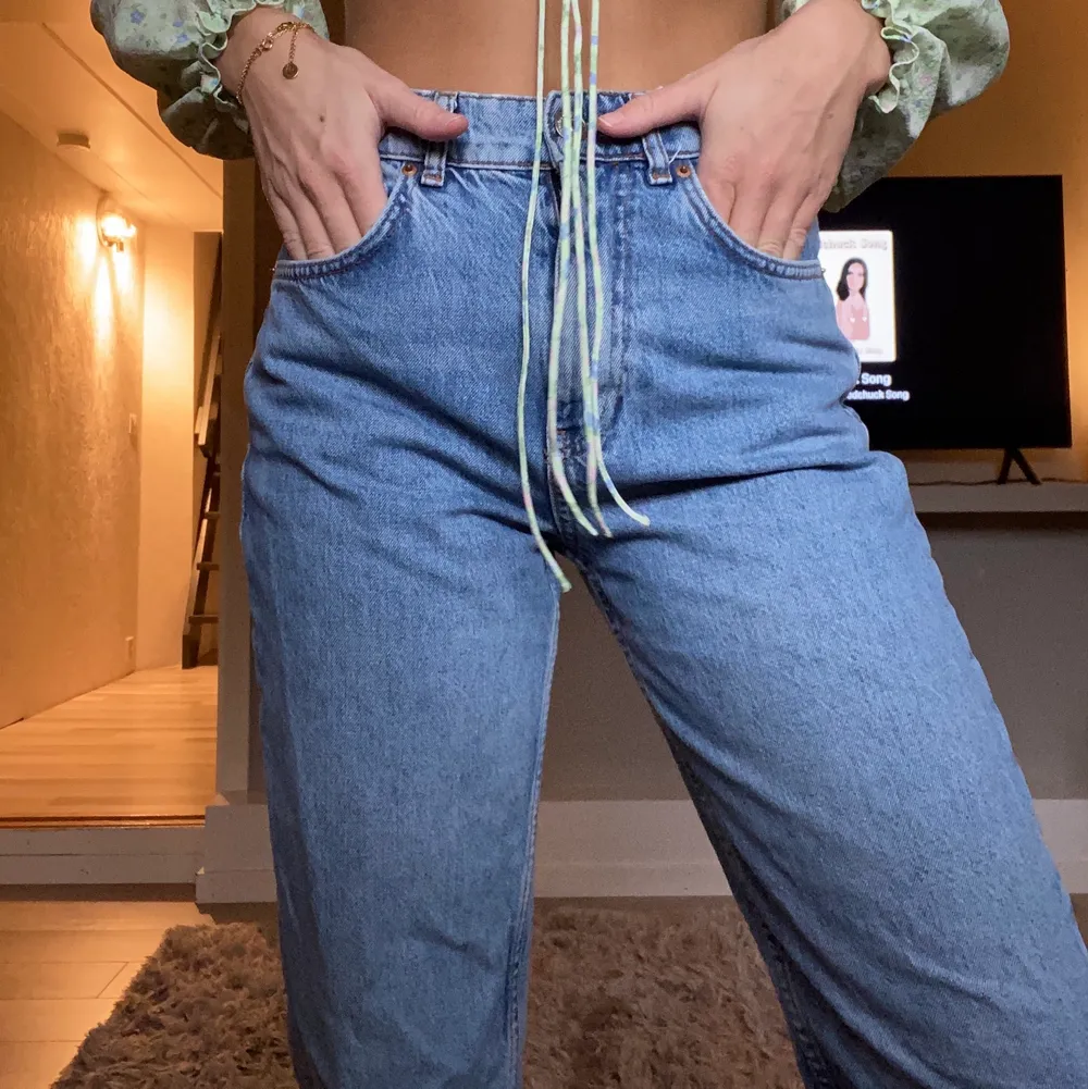 Perfekta raka jeans med lite 90s stuk💫 har storlek 36 och på mig sitter dom lite baggy men ändå åt i midjan❤️❤️ knappt använda! . Jeans & Byxor.