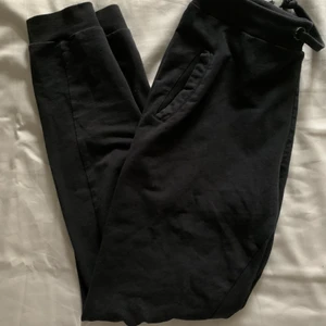 Mysbyxor  - De är inte fodrade men tyget är mjukt oh mysigt, de sitter rätt tajt oh är lowrised. De går att knyta rung midjan efter hur man vill ha de oxå.