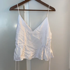 Linne - Vitt linne, man kan dra åt i midjan, superfint. Behöver ägare med streamer eller strykjärn 😉