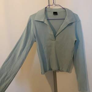 En superfin ljusblå tröja, möts i gbg eller skickar emot fraktkostnad 