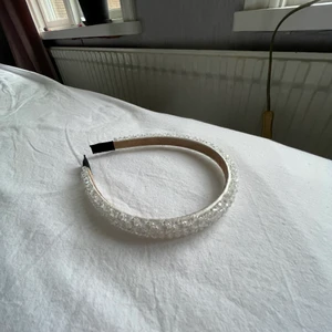 Vit diadem - Säljer detta diademet för att det passa inte med min stil (passar mer i svart) köpet för 99kr! 