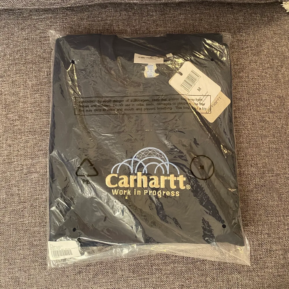 Helt oanvänd Carhartt sweatshirt i storlek M. Tröjan ligger kvar i förpackning med taggar, (nypris cirka 1000kr).. Hoodies.