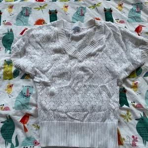 Stickad tshirt - Säljer denna coola tshirt planen va att jag skulle sy om den till en väst men orkade inte hehe! Skit snygg till jeans, aldrig använd