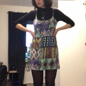 Cool klänning - Säljer min älskade älskade favorit klänning då den inte är min stil och knappt används! Relativt kort men super snygg som klänning, men passar också superbra över ett par jeans för en mer 2000’s look. Superbra skick och inga defekter! Köpt secondhand :)