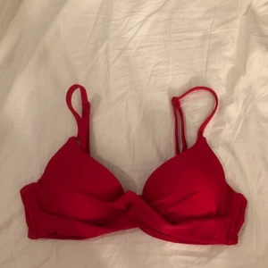 Röd bikiniöverdel - Jättefin röd bikiniöverdel från Nelly i storlek 70C. Använda ca 3 gånger. 