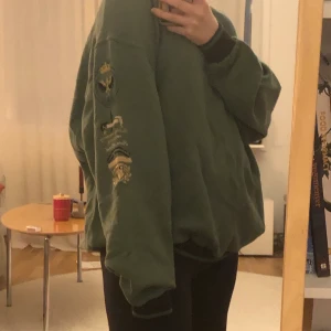 Oversized sweatshirt - Mycket oversized på mig som är en S, står Medium som storlek men troligtvis herrstrorlek. 