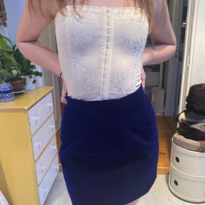 Mörkblå sammetskjol zara  - Kort sammetskjol från zara! Starkt mörkblå, knappt använd, fint skick!💕 passar npn med XS-M, skriv om intresserad av midjemått eller längd!