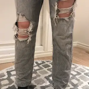 Säljer nu mina gråa lite mer baggy jeans från hm då dom inte kommer till användning💗dom är endast använda fåtal så inga slitage eller annat på dom❤️ dom är i storlek 38