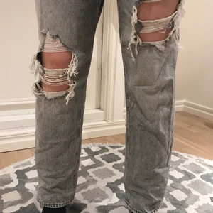 Gråa jeans  - Säljer nu mina gråa lite mer baggy jeans från hm då dom inte kommer till användning💗dom är endast använda fåtal så inga slitage eller annat på dom❤️ dom är i storlek 38