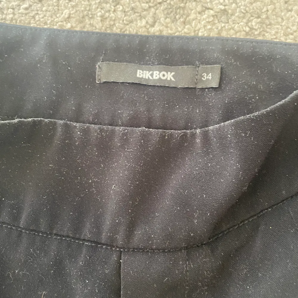 Jätte fina svarta byxor från bikbok. Jeans & Byxor.