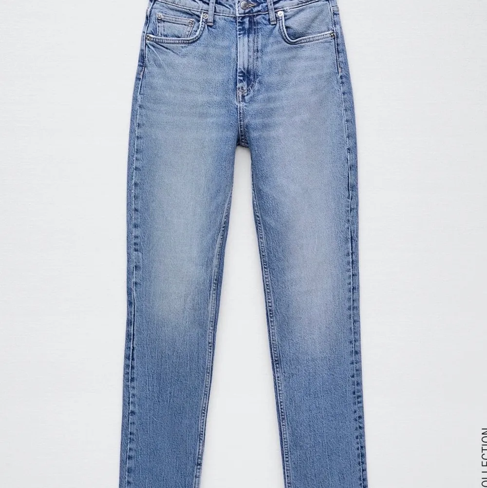 !OBS! Budgivningen slutar på tisdag! Säljer dessa populära zara jeansen eftersom att de inte passade. Helt slutsålda och helt oanvända!💖Skriv prov för fler bilder. Buda från 120 kr🥳KÖP DIREKT:190 kr. Jeans & Byxor.