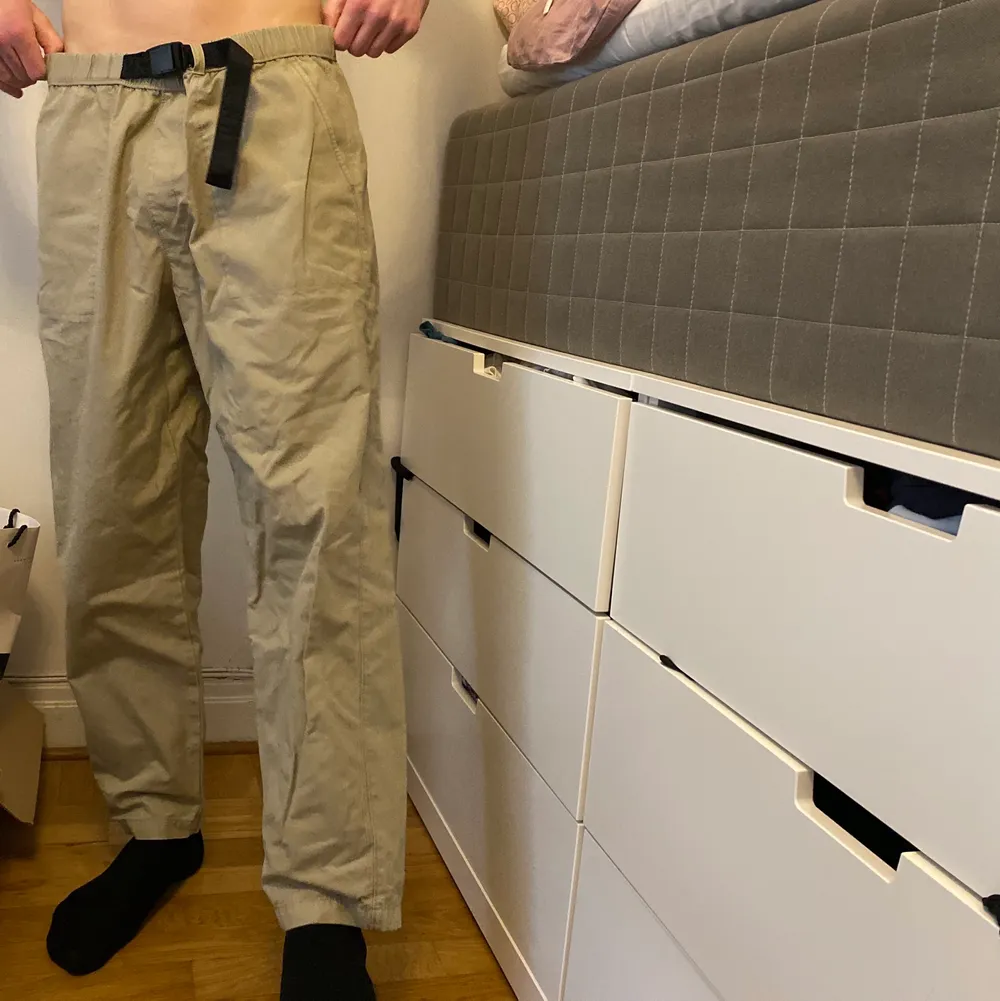 Skit snygga raka byxor med ett bälte som ”sitter i”. Min kille på bilden är 1,88 cm lång. Från Levis, nypris 995.  . Jeans & Byxor.
