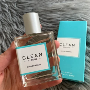 CLEAN parfym  - Clean parfym (Shower Fresh) i nyskick, aldrig använd. Fick i present men säljer då jag har dubbletter. 200kr eller högsta bud. Otroligt fräsch doft! 💙🦋☁️