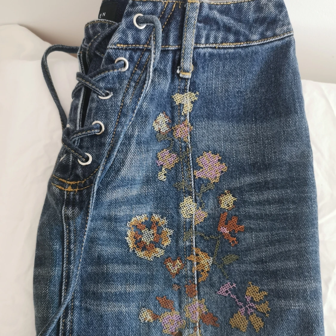 90s Midi Jeans skirt w floral pattern - 90